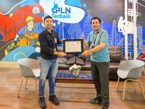 Mendukung Energi Hijau, United Tractors Terima Sertifikat REC dari PLN