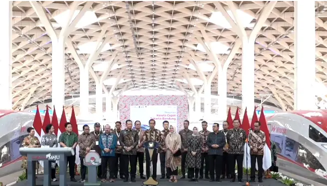 Resmikan Kereta Cepat Jakarta - Bandung, Presiden Joko Widodo Ungkap Arti Nama "Whoosh"