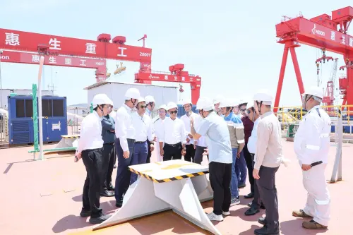 Bahlil Targetkan Proyek Fasilitas LNG Terapung Papua Barat Rampung 2027