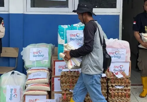 BNI Salurkan Bantuan Tanggap Darurat untuk Korban Banjir Padang dan Sibolga