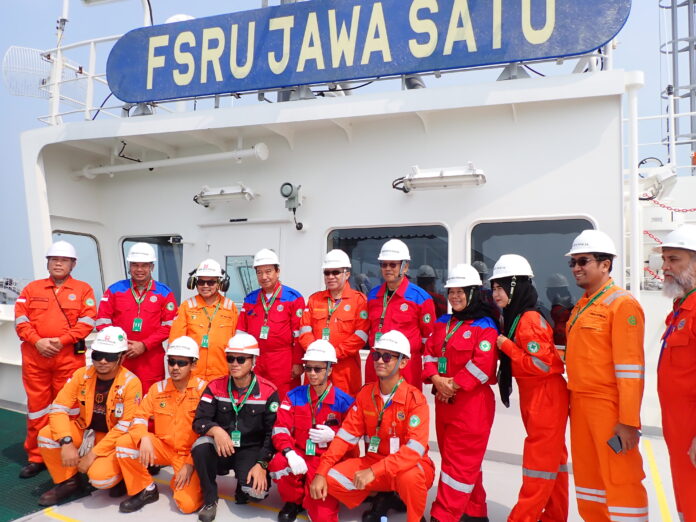 PT GTS Internasional Tbk. (GTSI), anak usaha PT Humpuss Maritim Internasional Tbk. (HUMI) menerima kunjungan akademik Tim Program Studi Ketahanan Energi Fakultas Manajemen Pertahanan Universitas Pertahanan Republik Indonesia (FMP UNHAN RI) ke Floating Storage Regasification Unit (FSRU) Jawa Satu di Cilamaya pada tanggal 22 Mei 2024.