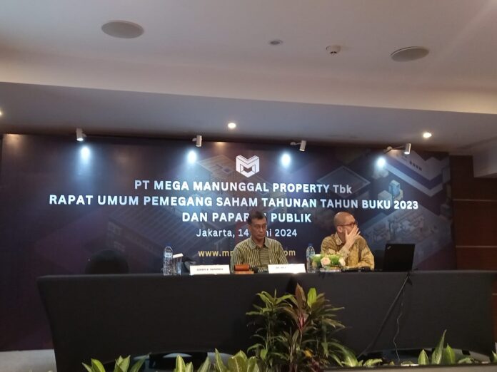 (Kiri-Kanan) Gomos B. Silitonga Direktur dan Jeremy Muliawan Corporate Secretary PT Mega Manunggal Property Tbk (MMLP) saat Paparan Publik, Jumat (14/6/2024). Foto/Rizki Vauzi