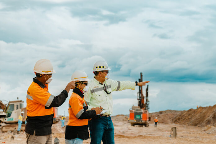 Para pekerja tambang J Resources Asia Pasifik (PSAB) sedang melakukan pengecekan area tambang.