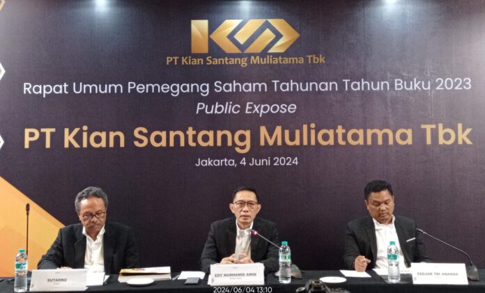 (Kiri-Kanan) Direksi PT Kian Santang Muliatama Tbk (RGAS): Sutarno Direktur Keungan, Edy Nurhamid Amin Direktur Utama dan Fadjar Tri Ananda Direktur Operasional saat Rapat Umum Pemegang Saham Tahunan Tahun Buku 2023 dan Public Expose. Foto/Rizki Vauzi