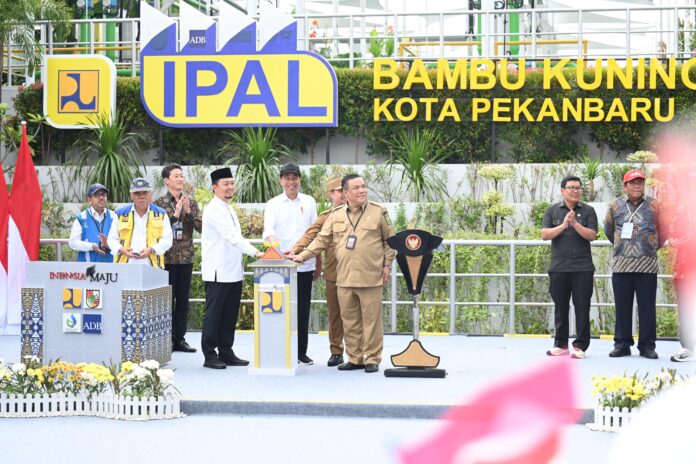 residen Joko Widodo melaksanakan peresmian Sistem Pengelolaan Air Limbah Domestik Terpusat (SPALDT) di Kota Pekanbaru, Provinsi Riau.