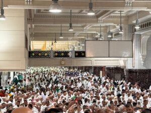 Menjelang berakhirnya fase kedatangan jemaah haji (clossing date) pada 10 Juni 2024 mendatang, kondisi Masjidil Haram saat ini semakin padat oleh jemaah dari berbagai belahan dunia khususnya pada saat salat lima waktu. 