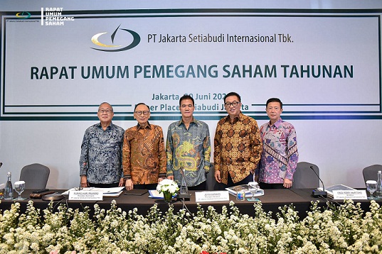 Presiden Direktur PT Jakarta Setiabudi Internasional Tbk, Jefri Darmadi, mengambil posisi di tengah ketika berfoto bersama para Direktur Perseroan lainnya usai RUPST di Jakarta.