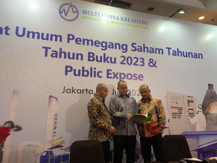 (Kiri-Kanan) Jajaran Komisaris dan Direksi PT PT Multi Hanna Kreasindo Tbk (MHKI) saat melaksanakan Rapat Umum Pemegang Saham Tahunan (RUPST) tahun buku 2023. Shahabuddin Direktur Utama, Vahmi Komisaris Utama dan Alwi Direktur di Jakarta, Jumat (28 Juni 2024).