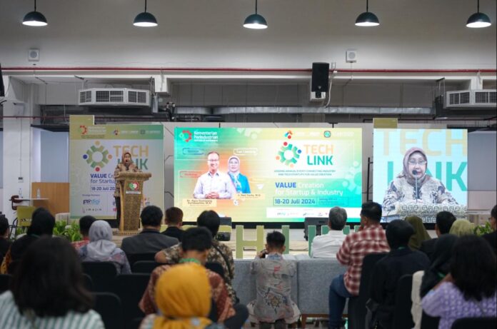 Direktur Industri Kecil, Menengah (IKM) Logam, Mesin, Elektronika, dan Alat Angkut (LMEA) Dini Hanggandari memberikan sambutan dalam penutupan Tech Link Summit 2024 di Gedung Pusat Industri Digital (PIDI) 4.0 Kementerian Perindustrian, Jakarta pada Sabtu (20/7/2024).