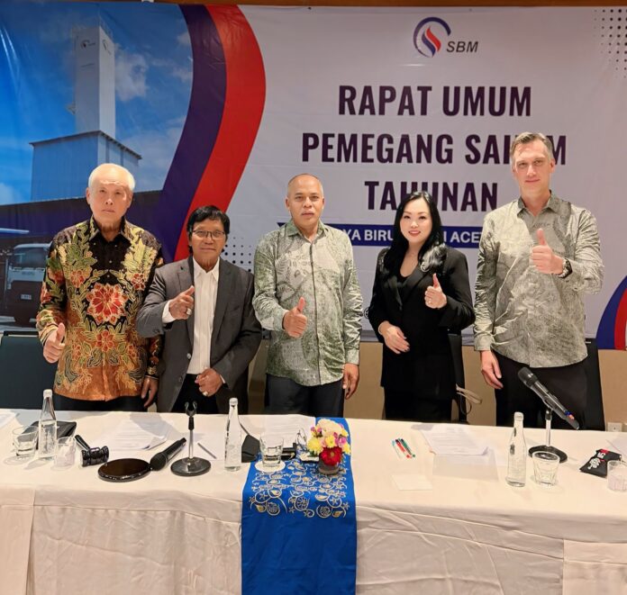 (Kiri-Kanan) Jajaran Manajemen PT Surya Biru Murni Acetylene Tbk (SBMA) saat RUPSLB pada 17 Mei 2024., Effendi Komisaris Utama, M. Slamet Brotosiswoyo Komisaris Independen, Iwan Sanyoto Direktur Operasional, Rini Dwiyanti Direktur Utama dan Ingo Lothar Steil Direktur Keuangan. Dok/Istimewa