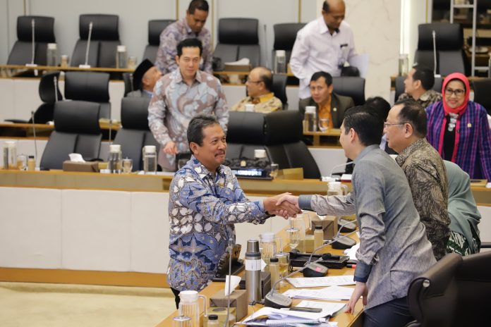 Menteri Kelautan dan Perikanan Sakti Wahyu Trenggono dalam rapat kerja dengan komisi IV DPR RI di Jakarta, Kamis (12/9/2024). Pada rapat kerja terakhir tersebut, DPR menyepakati pagu anggaran KKP sebesar Rp6,2 Triliun di 2025.