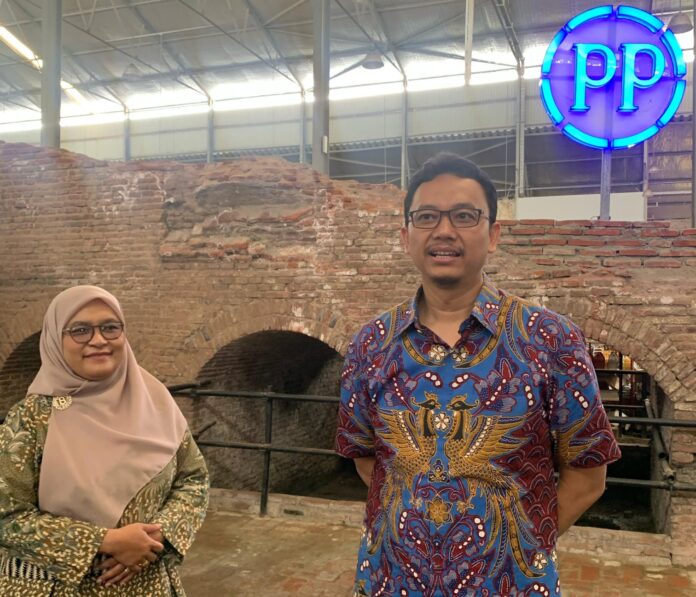 Dina Yunanda Direktur PT PP Sinergi Banjaratma bersama Joko Raharjo Corporate Secretary PTPP saat melakukan pengecekan kondisi rest area KM 260B.