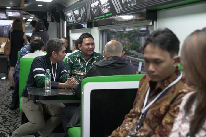 Direktur Utama SURGE Yune Marketatmo bersama undangan dalam acara Investor Day di Cirebon. DOK/WIFI