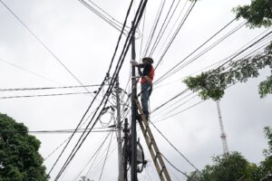 petugas sedang melakukan instalasi jaringan koneksi internet di dekat stasiun cirebon