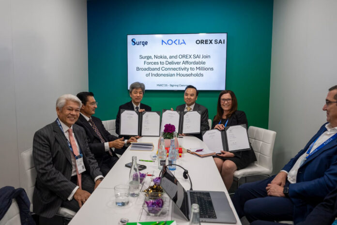 Kiri ke Kanan, Arwin Rasyid - Komisaris SURGE, Fadel Muhammad - Penasehat SURGE, Hiroshi Kobayashi - Presiden dan CEO OREX SAI, Shannedy Ong - Direktur Surge dan Sandy Motley - Presiden Fixed Network Nokia