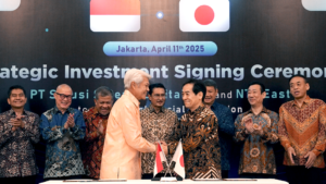 Arwin Rasyid mewakili pemegang saham PT Solusi Sinergi Digital Tbk (WIFI) dan Naoki Shibutani CEO NTT East Corporation saat penandatanganan Investasi Strategis
