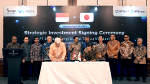 Arwin Rasyid mewakili pemegang saham PT Solusi Sinergi Digital Tbk (WIFI) dan Naoki Shibutani CEO NTT East Corporation saat penandatanganan Investasi Strategis