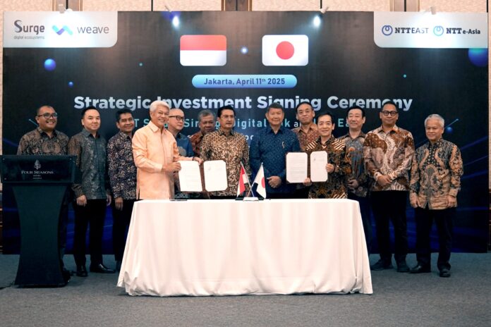 Penandatanganan Investasi Strategis antara PT Solusi Sinergi Digital Tbk dan NTT East Corporation, yang ditandatangani oleh Arwin Rasyid dan Naoki Shibutani, dengan kehadiran manajemen PT Solusi Sinergi Digital Tbk (WIFI) atau SURGE dan disaksikan oleh Hashim Djojohadikusumo. DOK/WIFI