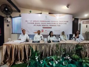 Direktur PT Puri Sentul Permai Tbk (KDTN) Rolf B. Pohan dan Irene Nursalim didampingi Corporate Secretari Aan Rohana saat Paparan Publik setelah RUPS.