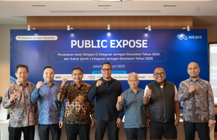 Kiri-kanan: Johannes Johannes (Senior Adviser IJE), Shannedy Ong (Investor Relations IJE / Direktur PT Solusi Sinergi Digital Tbk), Yune Marketatmo (Komisaris Utama IJE), Hermansjah Haryono (Direktur Utama IJE), Moh Mustagfirin (Direktur IJE), Erwin Tanjung (Direktur IJE), dan Gavin Yusuf (Direktur, Capital Market & Advisory di PT RHB Sekuritas Indonesia)