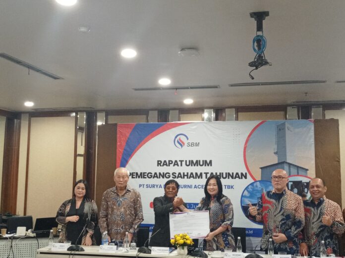 Kiri-Kanan: Dinawati Komisaris, Effendi Komisaris Utama, M. Slamet Brotosiswoyo Komisaris Independen, Rini Dwiyanti Direktur Utama, Welly Sumanteri Wakil Direktur Utama dan Julianto Setyoadji Direktur Operasional PT Surya Biru Murni Acetylene Tbk (SBMA) saat pelaksanaan RUPS tahun buku 2024.