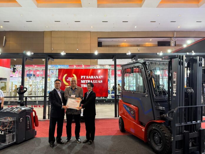 Kiri-Kanan: Mr Li - General Manager of Heli Southeast Asia Co., Ltd, Hadi Suhermin Direktur Utama PT Sarana Mitra Luas Tbk (SMIL) dan Ms Nicole - Vice General Manager of Heli Southeast Asia Co., Ltd.