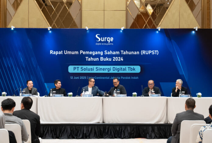 Dari kiri ke kanan, Shannedy Ong ( Investor Relations dan Direktur Keuangan), Yune Marketatmo, (Presiden Direktur), Hermansjah Haryono ( Komisaris Utama), Donny Satiaji Soetadi ( Komisaris Indepent) , Erwin Tanjung ( Direktur Komersial) dan Moh Mustaghfirin ( Direktur Network).