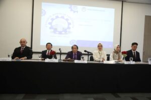 (kiri-kanan), Direktur PT Citra Perdana Lancar (CPL), Tjoeng Rino Saputra, Direktur Utama PT CPL, Hamim, Komisaris Utama PT CPL, Syamsiah, Komisaris PT CPL, Nenden Widiastuti, Komisaris Independen PT CPL, Basa Sidabutar dan Komisaris Independen PT CPL, Reyniel Fero Walandouw berbincang usai melaksanakan Rapat Umum Pemegang Saham Luar Biasa (RUPSLB) di Jakarta, Senin (11/8/2025).
