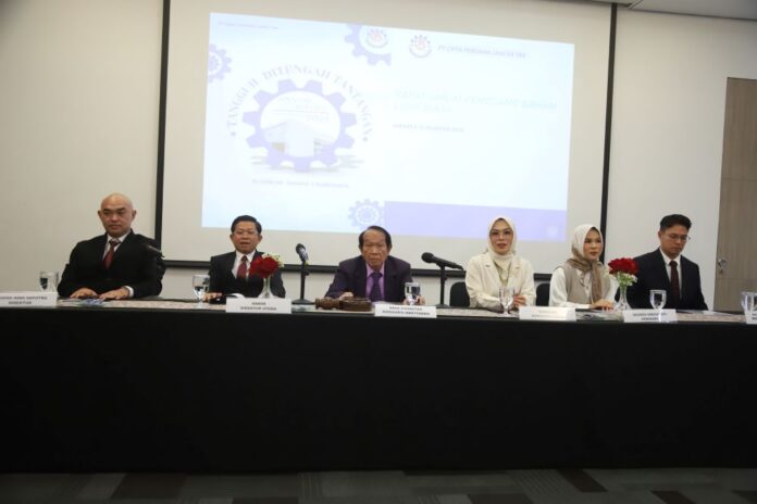 (kiri-kanan), Direktur PT Citra Perdana Lancar (CPL), Tjoeng Rino Saputra, Direktur Utama PT CPL, Hamim, Komisaris Utama PT CPL, Syamsiah, Komisaris PT CPL, Nenden Widiastuti, Komisaris Independen PT CPL, Basa Sidabutar dan Komisaris Independen PT CPL, Reyniel Fero Walandouw berbincang usai melaksanakan Rapat Umum Pemegang Saham Luar Biasa (RUPSLB) di Jakarta, Senin (11/8/2025).