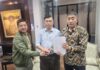 Dapat Komitmen dari Perusahaan Asal China, Multi Makmur Lemindo (PIPA) Siap Masuk ke Bisnis Pipa HDPE, CPO serta Oil & Gas (Kiri-Kanan): Direktur Utama PT Multi Makmur Lemindo Tbk, Imanuel Kevin Mayola, bersama Direktur PT Thunderbird Sujipto Chandra, serta disaksikan Global Marketing Department-Regional Director L&T Group, Michael Zhou dan Deputy General Manager of Sales Mudanjiang Xinruide Petroleum Equipment Co., Ltd, Jane Tang, saat penandatangan MoU kerjasama pengembangan produk HDPE.