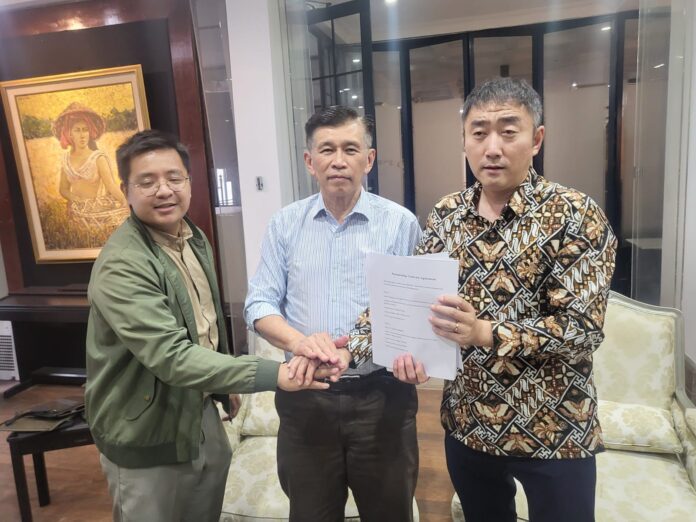 (Kiri-Kanan): Direktur Utama PT Multi Makmur Lemindo Tbk, Imanuel Kevin Mayola, bersama Direktur PT Thunderbird Sujipto Chandra, serta disaksikan Global Marketing Department-Regional Director L&T Group, Michael Zhou dan Deputy General Manager of Sales Mudanjiang Xinruide Petroleum Equipment Co., Ltd, Jane Tang, saat penandatangan MoU kerjasama pengembangan produk HDPE.