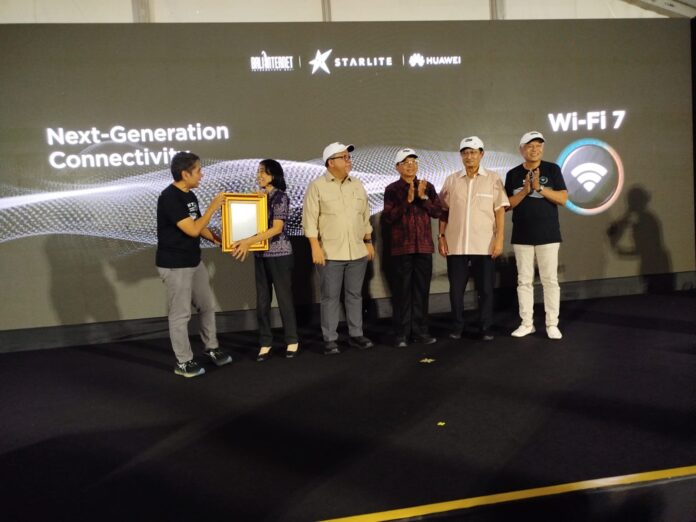 URGE, Bali Internet, dan Huawei Hadirkan Wi-Fi 7 Pertama di Indonesia Kiri-Kanan: Yune Marketatmo, Presiden Direktur PT Solusi Sinergi Digital Tbk (WIFI) atau Surge memberikan plakat kepada Kepala Sekolah SMPN 15 Denpasar, disaksikan oleh Wamen Perumahan dan Kawasan Pemukiman RI, Gubernur Bali Wayan Koster, shareholder Surge Fadel Muhammad dan Arwin Rasyid. Photo/Vauzi Economixbuzz