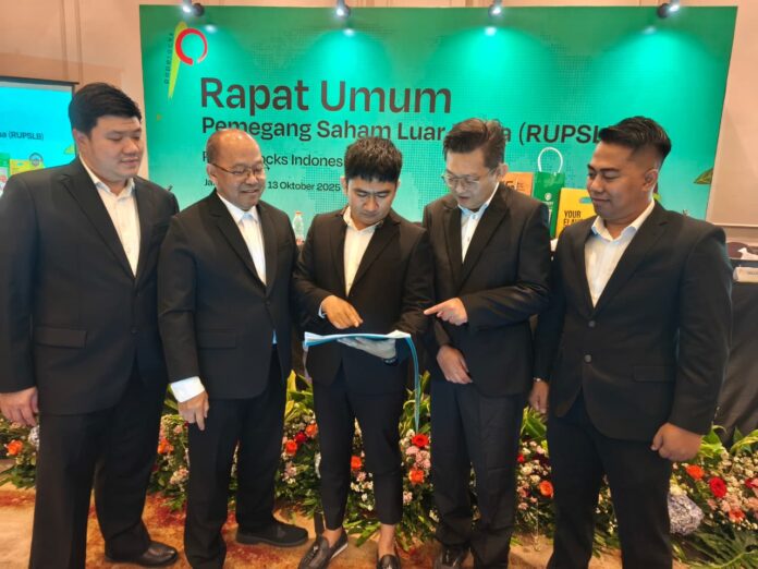 Caption (Dari kiri ke kanan): Komisaris Utama PT Paperocks Indonesia Tbk. (“PPRI” atau “Perseroan”) Philip Sumali, Direktur PPRI Catur Jatiwaluyo, Direktur Utama PPRI Irsyad Hanif, Komisaris PPRI Budi Aditya Erna Mulyanto, Komisaris Independen PPRI Frezi Majesty berbincang usai Rapat Umum Pemegang Saham Luar Biasa (RUPSLB), di Jakarta, Senin (13/5/2025). RUPSLB PPRI menyetujui Irsyad Hanif sebagai Direktur Utama PPRI,  Budi Aditya Erna Mulyanto sebagai Komisaris dan Frezi Majesty sebagai Komisaris Independen. Caption (Dari kiri ke kanan): Komisaris Utama PT Paperocks Indonesia Tbk. (“PPRI” atau “Perseroan”) Philip Sumali, Direktur PPRI Catur Jatiwaluyo, Direktur Utama PPRI Irsyad Hanif, Komisaris PPRI Budi Aditya Erna Mulyanto, Komisaris Independen PPRI Frezi Majesty berbincang usai Rapat Umum Pemegang Saham Luar Biasa (RUPSLB), di Jakarta, Senin (13/5/2025). RUPSLB PPRI menyetujui Irsyad Hanif sebagai Direktur Utama PPRI, Budi Aditya Erna Mulyanto sebagai Komisaris dan Frezi Majesty sebagai Komisaris Independen.