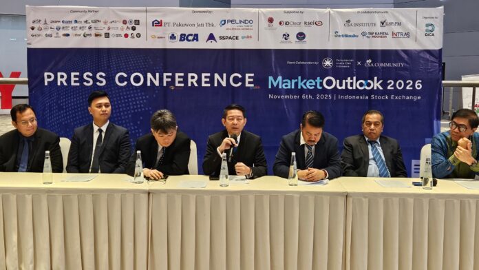 Kiri-Kanan: Edwin Sebayang sebagai juri csa research competition, Dega Rapidity sebagai Wakil Sekretaris Jenderal PAEI, Dr. Hans Kwee sebagai ketua dewan juri csa reserach competition, Aria Samata Santoso sebagai ketua pelaksana market outlook 2026, David Sutyanto sebagai Ketua Umum PAEI, Budi Ruseno sebagai Ketua Umum PPJKI, Prof Roy Sembel sebagai ketua acara csa awards 2025 dan Haryajid Ramelan sebagai ketua dewan pengawas PAEI dan Direktur LSPPM.