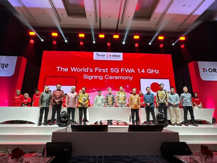Jajaran manajemen PT Solusi Sinergi Digital Tbk (WIFI) atau Surge dan ?OREX SAI Inc. (OREX SAI) melakukan seremoni peluncuran Implementasi Penuh 5G FWA untuk Menyediakan Internet Terjangkau di Seluruh Indonesia disaksikan Wakil Menteri Komdigi Nezar Patria. Photo Rizki/EmitenNews