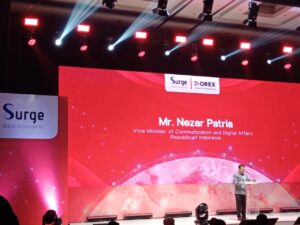 Wakil Menteri Komunikasi dan Digital Nezar Patria memberikan sambutan pada peluncuran implementasi internet terjangkau Surge dan Orex Sai