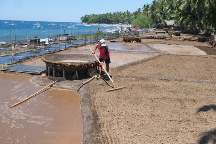 Petani garam di Kampung Berseri Astra Les merupakan salah satu desa pesisir di Bali Utara
