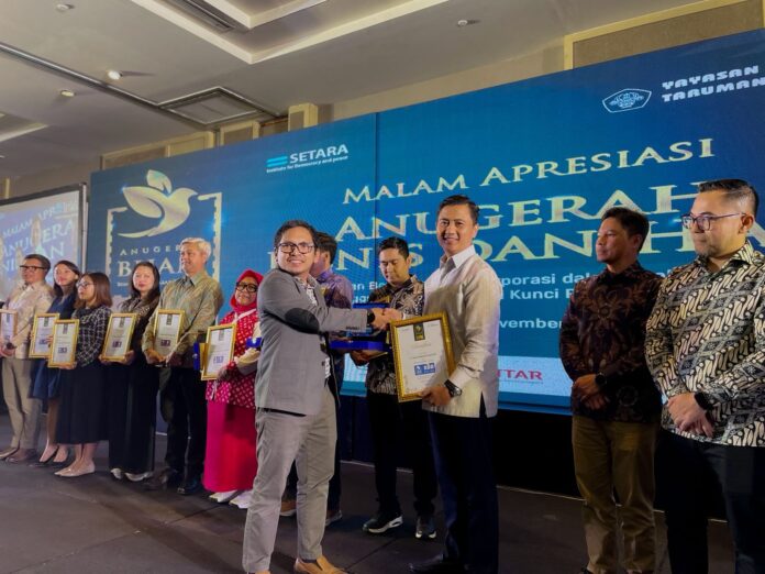 Andre Taufan, Corporate Communications SSMS mewakili PT Sawit Sumbermas Sarana Tbk. (SSMS) menerima penghargaan. DOK/SSMS