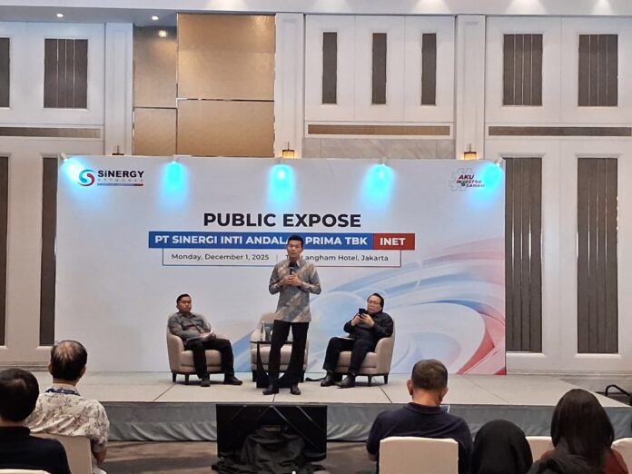 Kiri-Kanan: Komisaris Utama : Saripudin, Direktur Utama : Muhammad Arif dan Komisaris Independen : Cahyana Ahmad Jayadi saat paparan kinerja PT Sinergi Inti Andalan Prima Tbk (INET) Senin, 1 Desember 2025.