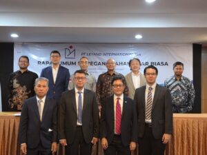 Jajaran Direksi dan Komisaris baru PT Leyand International Tbk (LAPD) di atas dan Manajemen lama di bawah.