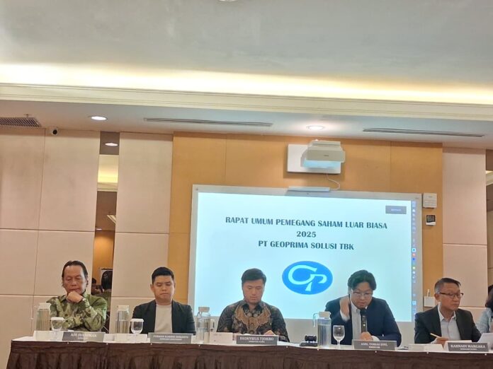 Kiri-Kanan: Jajaran Komisaris dan Direksi PT Geoprima Solusi Tbk (GPSO) setelah RUPSLB Jumat 19 Desember 2025 adalah Adi Sulaiman Komisaris, Purwan Habibie Siswanto Komisaris Independen, Dionysius Tjokro Direktur Utama, Axel Tobias Joel Direktur dan Karnadi Margaka Komisaris Utama. DOK/ISTIMEWA