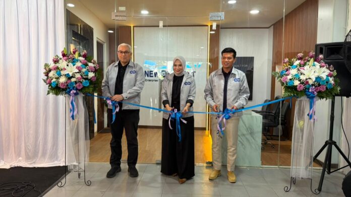 Ki-ka: Managing Director INET, Fadzri Sentosa, Chief Executive Officer NewConnext, Noertattu Supanery, Direktur Utama INET, Muhammad Arif